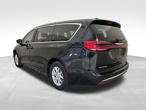 Used 2024 Chrysler Pacifica Touring-L FWD image 3
