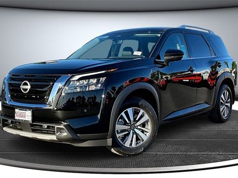 New 2025 Nissan Pathfinder SL image 2
