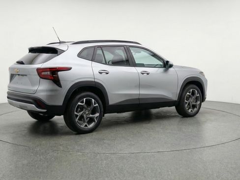Used 2025 Chevrolet Trax LT FWD image 9