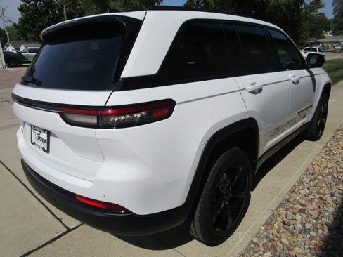 New 2025 Jeep Grand Cherokee Altitude image 7