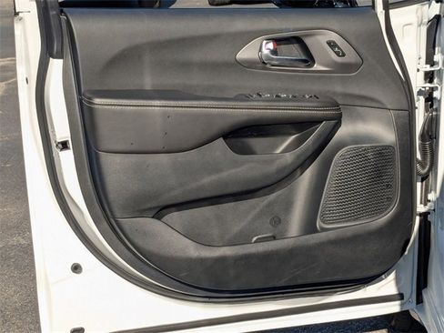 New 2026 Chrysler Pacifica Select image 10