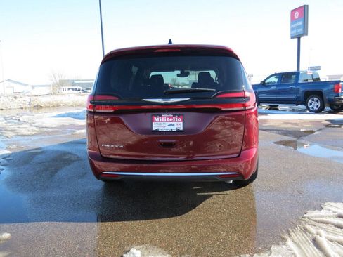 Used 2023 Chrysler Pacifica Touring-L image 6