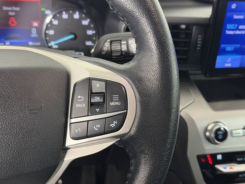 Used 2021 Ford Explorer XLT image 32