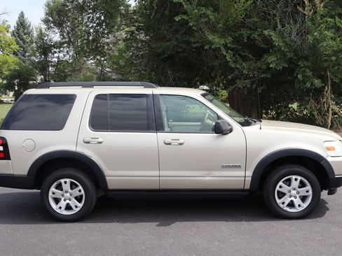 Used 2007 Ford Explorer XLT image 3