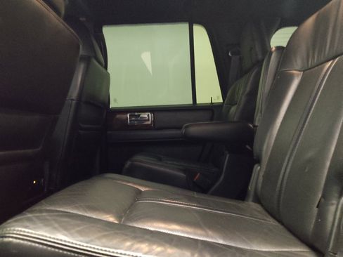 Used 2016 Lincoln Navigator Select RWD image 18