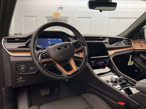 New 2025 Jeep Grand Cherokee Summit image 14