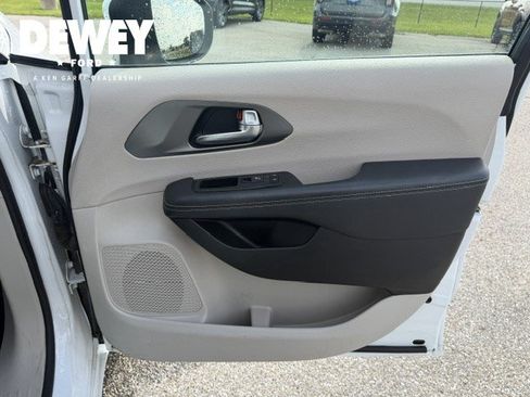 Used 2023 Chrysler Pacifica Touring-L FWD image 33
