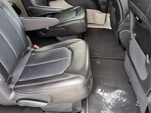 Used 2024 Chrysler Pacifica Touring-L FWD image 40