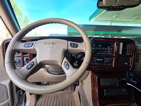 Used 2003 GMC Yukon XL Denali image 15