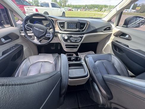Used 2018 Chrysler Pacifica Touring-L FWD image 16