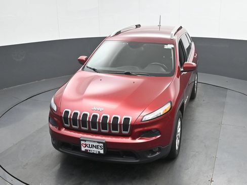 Used 2017 Jeep Cherokee Latitude w/ Cold Weather Group AWD/4WD image 32