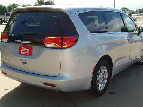 Used 2024 Chrysler Voyager LX FWD image 4