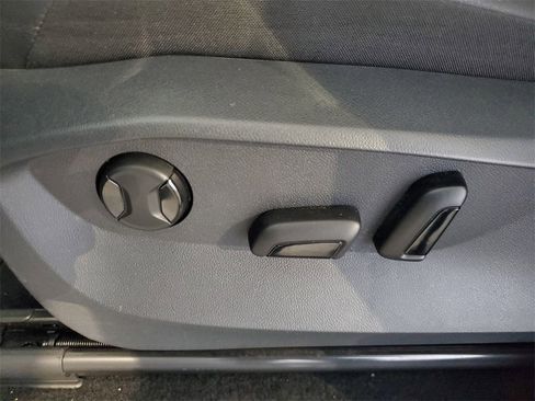 Used 2023 Volkswagen Tiguan SE R-Line image 17