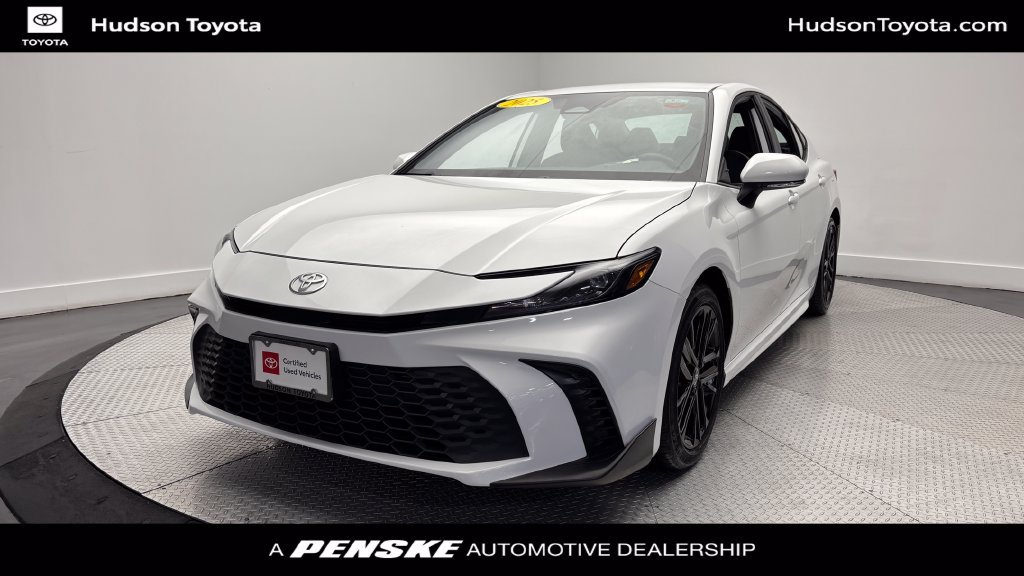 Used 2025 Toyota Camry SE FWD image 1