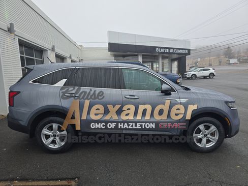 Used 2023 Kia Sorento LX image 2