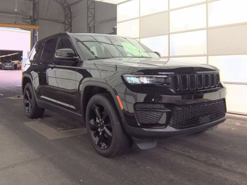 Used 2024 Jeep Grand Cherokee Altitude image 5