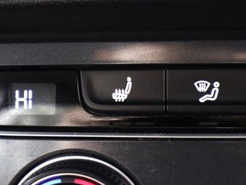 Used 2021 Volkswagen Tiguan SE image 23