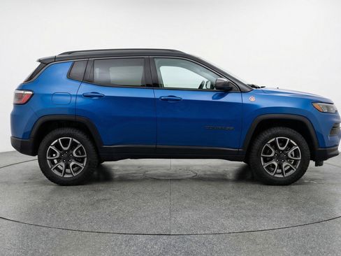 Used 2025 Jeep Compass Trailhawk image 5