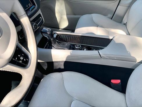 Used 2019 Volvo XC90 T5 Momentum w/ Protection Package FWD image 17