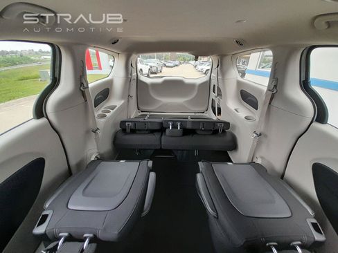 Used 2023 Chrysler Voyager LX FWD image 47