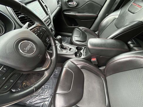 Used 2019 Jeep Cherokee Trailhawk w/ Cold Weather Group image 10