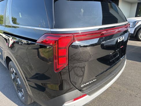 New 2026 Kia Carnival EX image 9
