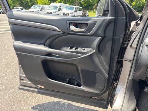 Used 2019 Toyota Highlander SE AWD/4WD image 21