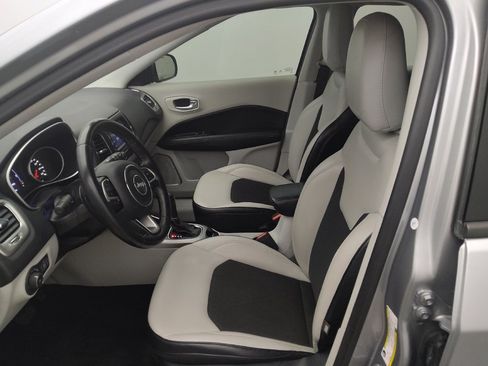 Used 2018 Jeep Compass Latitude FWD image 17