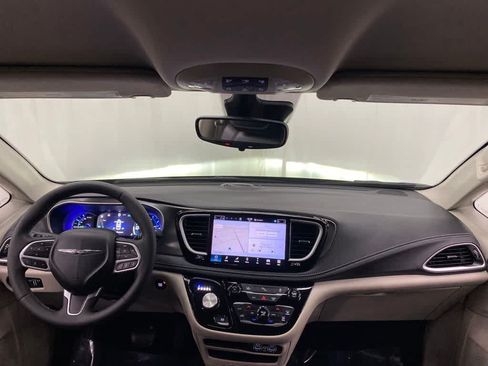 Used 2024 Chrysler Pacifica Limited FWD image 11