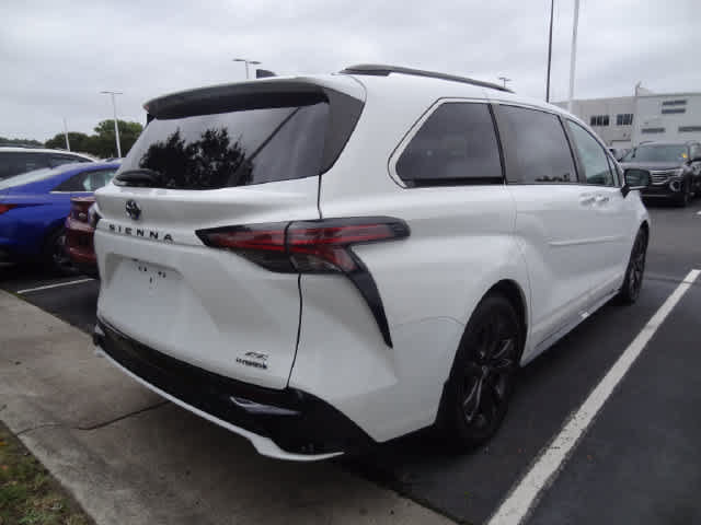 Used 2023 Toyota Sienna XSE w/ XSE Plus Package FWD image 3