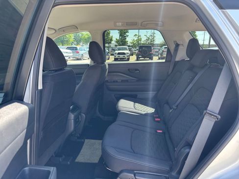 Used 2025 Nissan Pathfinder SV FWD image 28
