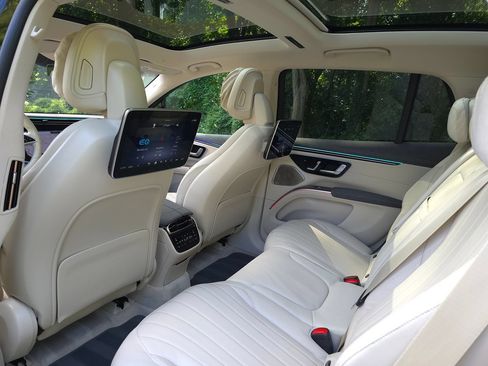 Used 2023 Mercedes-Benz EQS 580 4MATIC SUV image 11