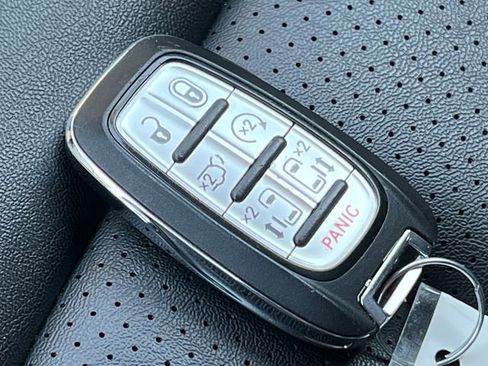 Used 2024 Chrysler Pacifica Touring-L image 11