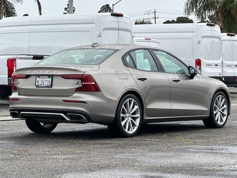 Used 2021 Volvo S60 T5 Momentum w/ Advanced Package image 4