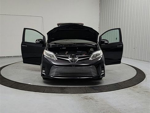 Used 2020 Toyota Sienna Limited Premium image 10