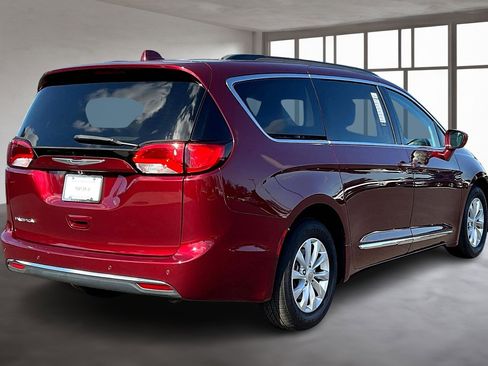 Used 2017 Chrysler Pacifica Touring-L image 6
