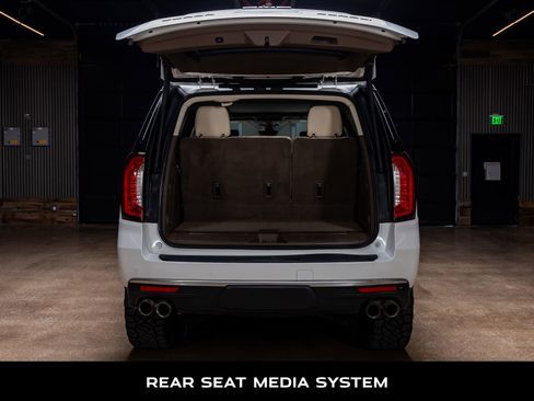 Used 2021 GMC Yukon Denali w/ Denali Premium Package image 9