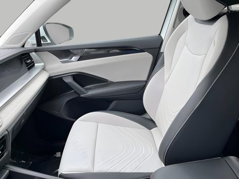 Used 2025 Volkswagen Tiguan SE image 21