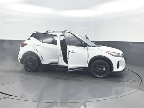 Used 2023 Nissan Kicks SR w/ Exterior Package FWD image 37