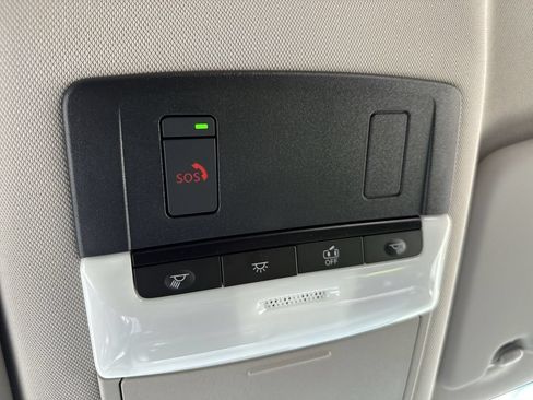 Used 2025 Nissan Rogue SV AWD/4WD image 19