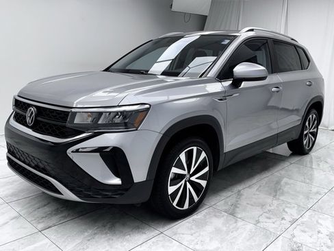 Used 2024 Volkswagen Taos SE image 4