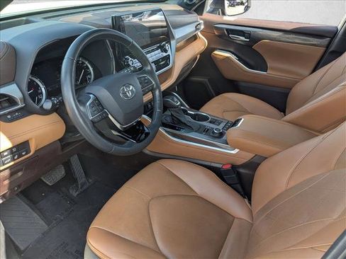 Used 2021 Toyota Highlander Platinum image 10