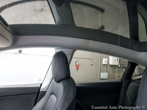Used 2022 Tesla Model Y Long Range AWD/4WD image 11