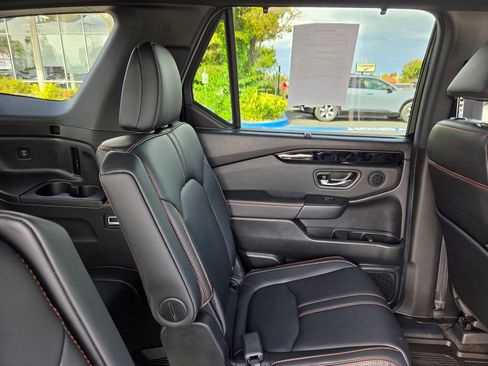 Used 2025 Honda Pilot TrailSport image 23