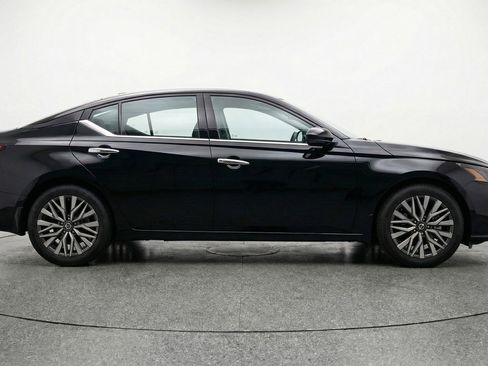 Used 2025 Nissan Altima 2.5 SV FWD image 11