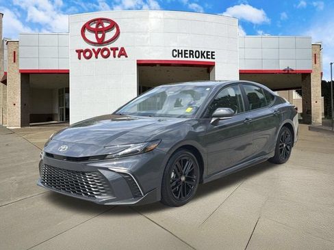Used 2026 Toyota Camry SE FWD image 1