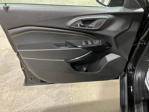 Used 2025 Chevrolet Trax ACTIV w/ Sunroof Package image 13