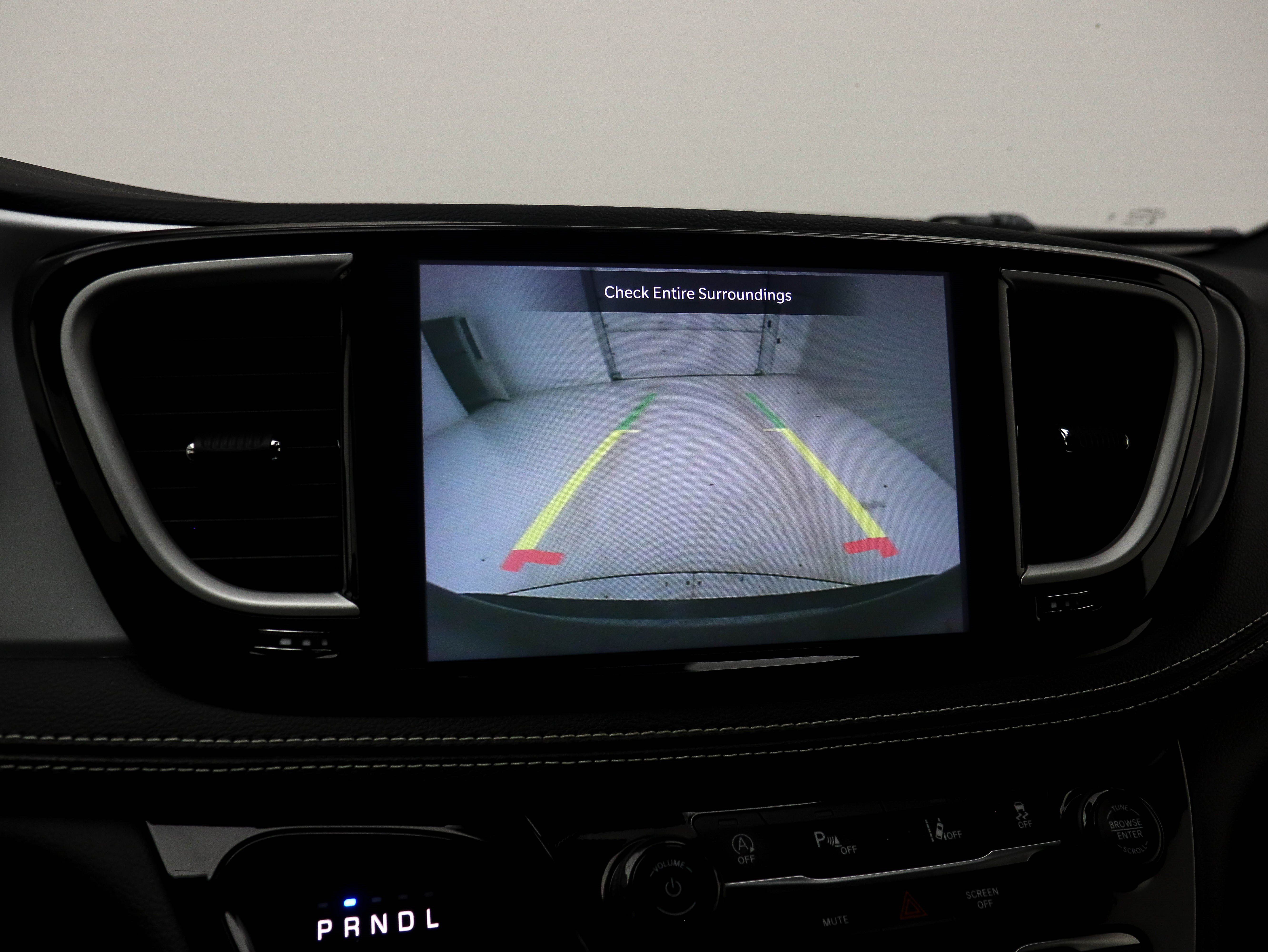 Used 2024 Chrysler Pacifica Touring FWD image 27