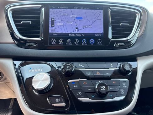 Used 2017 Chrysler Pacifica Touring-L Plus FWD image 28