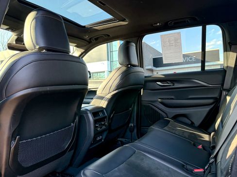 Used 2025 Jeep Grand Cherokee Altitude image 36